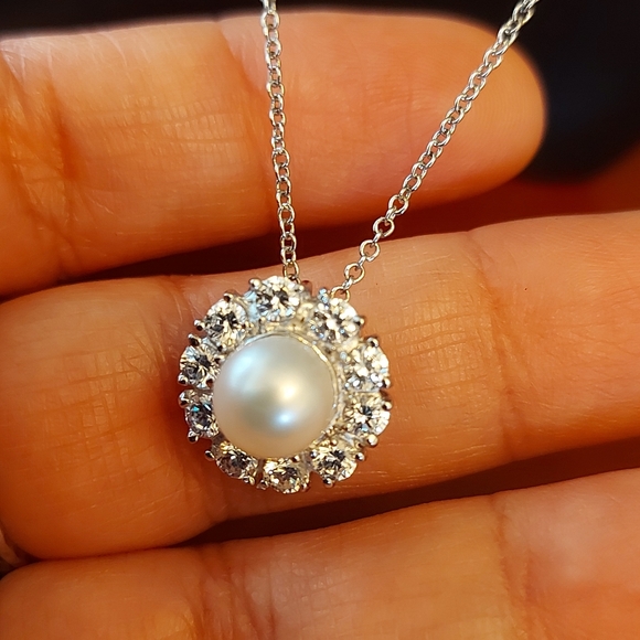 Sterling silver necklace with faux pearl pendant - Picture 4 of 11